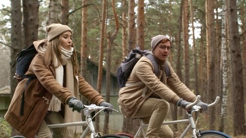 两个人在树林里骑自行车时交谈 · 免费素材视频