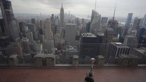 人们在建筑观景台上欣赏城市风景 · 免费素材视频