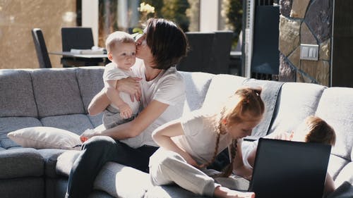 有关儿童, 吻, 呆在家里的免费素材视频