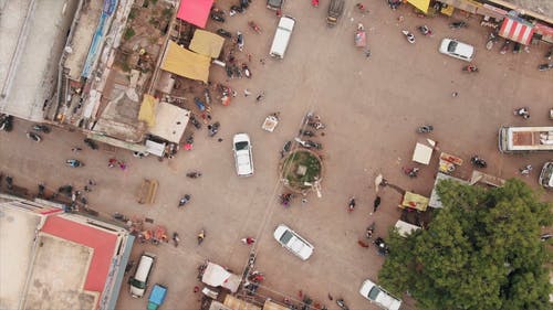 城市与人和车辆经过的顶视图镜头 · 免费素材视频