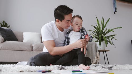 有关在地上, 坐下, 室内的免费素材视频