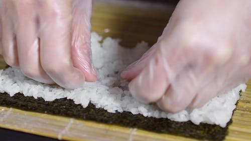 做寿司卷的人 · 免费素材视频