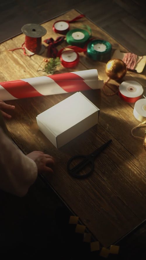 准备礼物的人会包装一盒礼物 · 免费素材视频