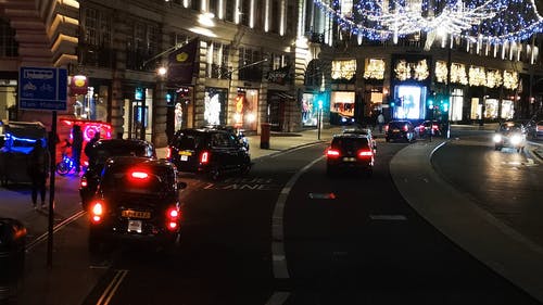 城市的街道，与夜间的圣诞灯饰 · 免费素材视频