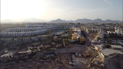 有关山背景, 度假村, 建筑的免费素材视频