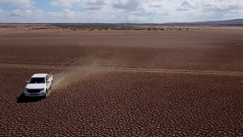 在沙漠中驾驶越野车 · 免费素材视频