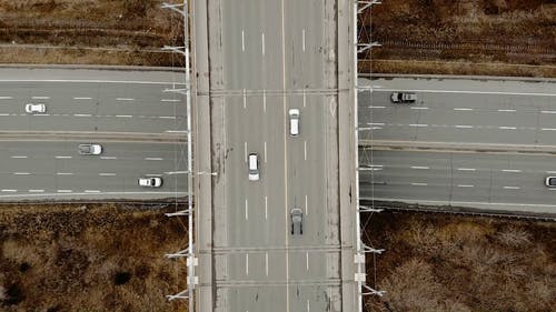 无人驾驶汽车的镜头在路上 · 免费素材视频