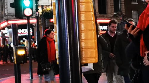 在伦敦的街道上行走的人 · 免费素材视频