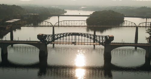 两座桥的鸟瞰图 · 免费素材视频