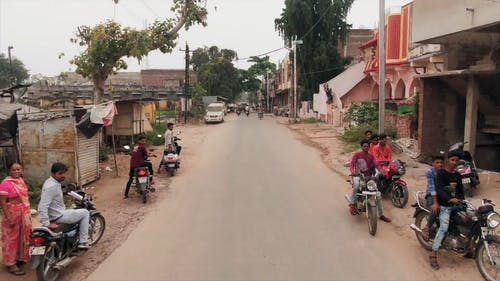 在附近的住宅路的无人机画面 · 免费素材视频