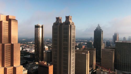 有雾的日子的城市景观鸟瞰图 · 免费素材视频
