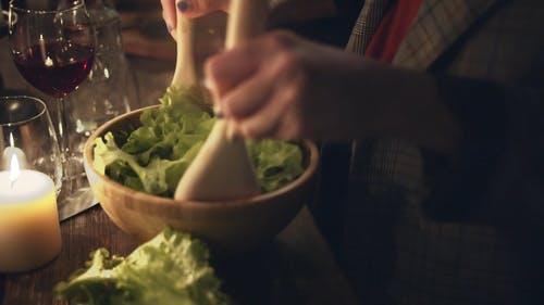 一个人在碗里扔蔬菜沙拉 · 免费素材视频