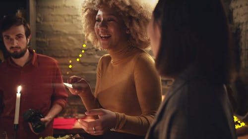 一个女人用刀在手上大笑 · 免费素材视频