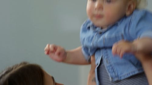 一位母亲和她的孩子一起玩 · 免费素材视频