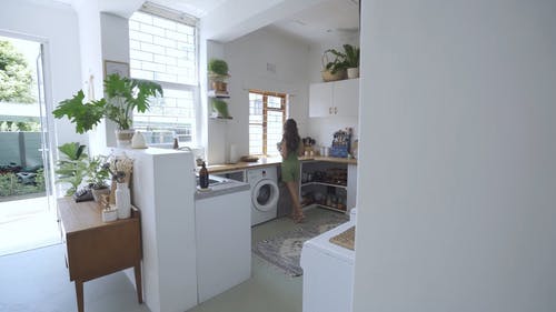 一个女人在厨房里的画面 · 免费素材视频