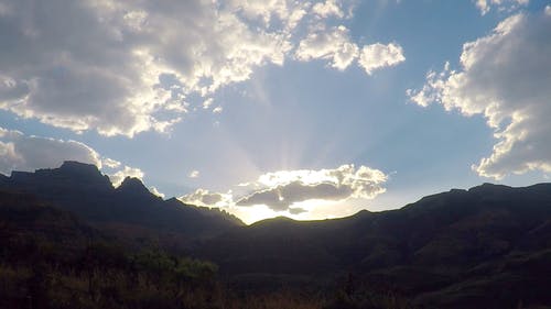 山脉背后的日落 · 免费素材视频
