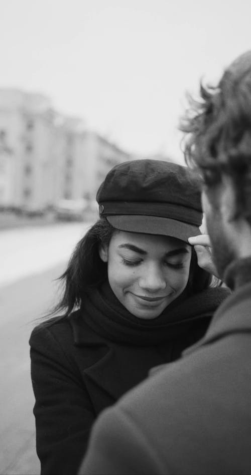 夫妇在路上说话 · 免费素材视频