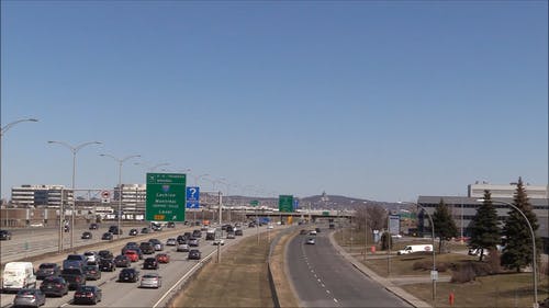 机场附近高速公路上的机动车交通 · 免费素材视频