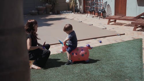 花园里的母亲和孩子的游戏时间粘接 · 免费素材视频