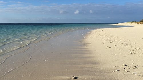 海浪亲吻岛海滩的白色沙滩 · 免费素材视频