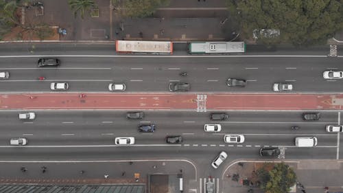 多车道公路的鸟瞰图 · 免费素材视频