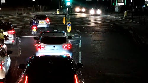 汽车在夜间游戏中时光倒流 · 免费素材视频