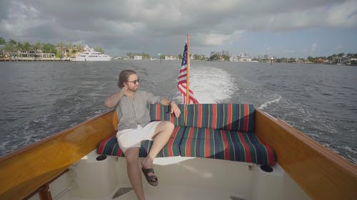 乘船欣赏风景的人 · 免费素材视频