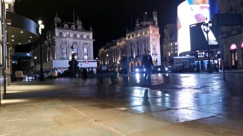 巨型电子广告牌的灯光照亮了伦敦的一条街道 · 免费素材视频
