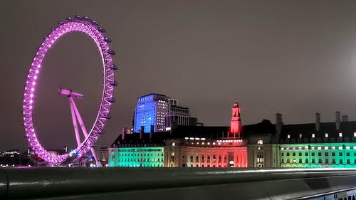 伦敦眼和市政厅大楼在晚上的灯光显示 · 免费素材视频