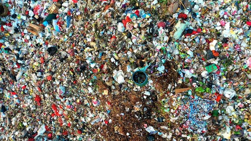 一个人在露天垃圾场寻找可回收材料 · 免费素材视频