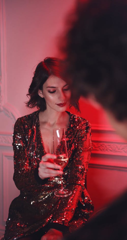 一个女人在一个聚会中有她的玻璃杯加香槟 · 免费素材视频