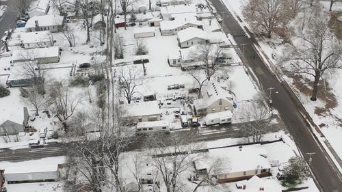 无人机画面的白雪覆盖的房子 · 免费素材视频