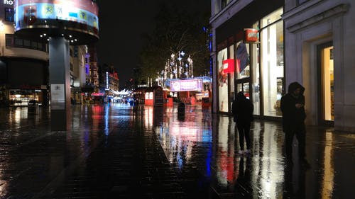 有关下雨, 建筑, 晚上的城市的免费素材视频