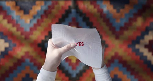 Aida布上“ Yes”一词的十字绣刺绣 · 免费素材视频