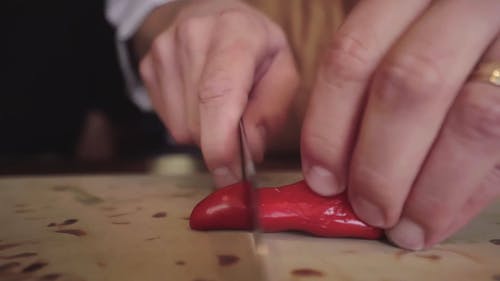 切辣椒的人的镜头 · 免费素材视频