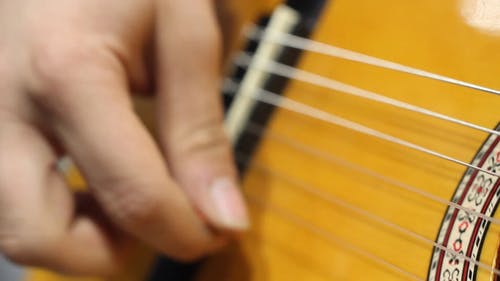 一个人用手指弹吉他弦 · 免费素材视频