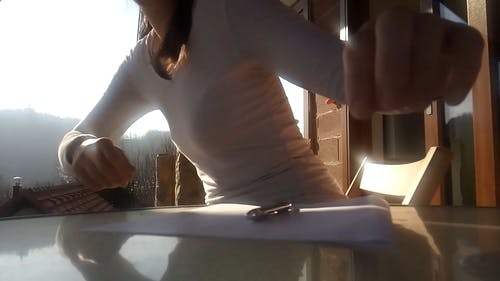 在一张纸上写一个女人 · 免费素材视频