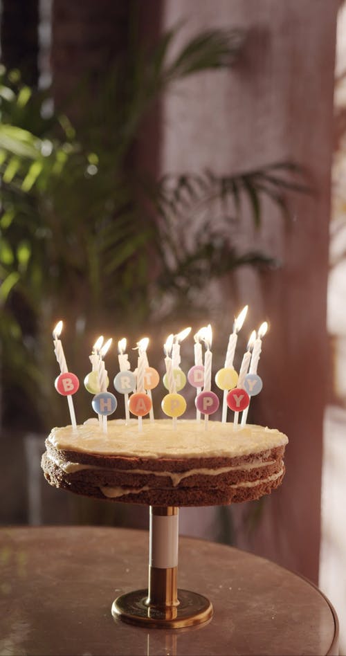 吹生日蛋糕的蜡烛 · 免费素材视频