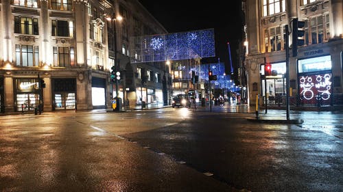 伦敦市中心的一条街道，用圣诞灯吸引和装饰 · 免费素材视频