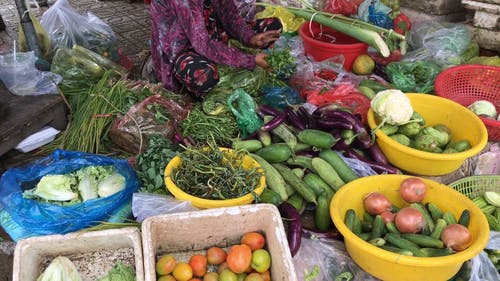 供应商在市场上出售新鲜蔬菜 · 免费素材视频