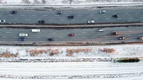 在道路上行驶的车辆的航拍画面 · 免费素材视频