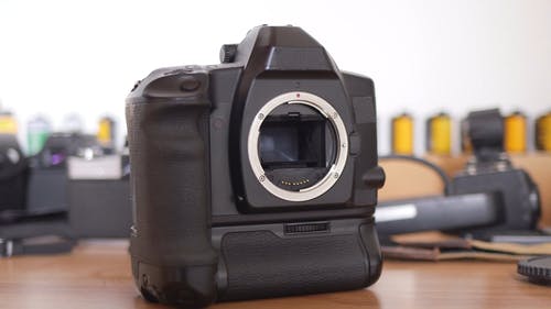 放在桌子上的模拟摄像机 · 免费素材视频