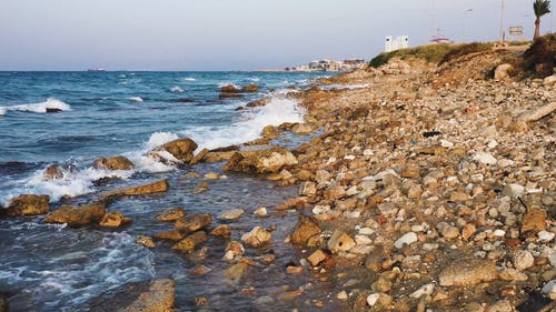 强烈的海浪撞击多岩石的海岸线 · 免费素材视频