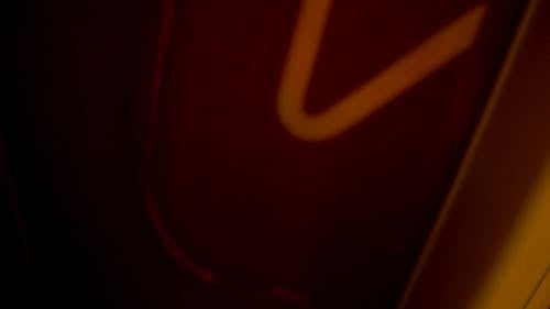 由霓虹灯制成的闪电符号 · 免费素材视频