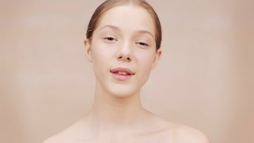 女人涂睫毛膏 · 免费素材视频
