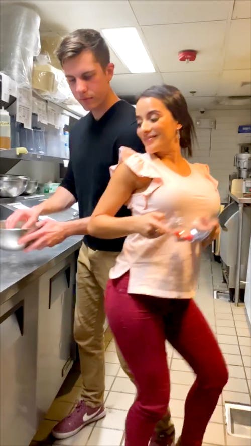 幸福的夫妻在厨房里做饭 · 免费素材视频