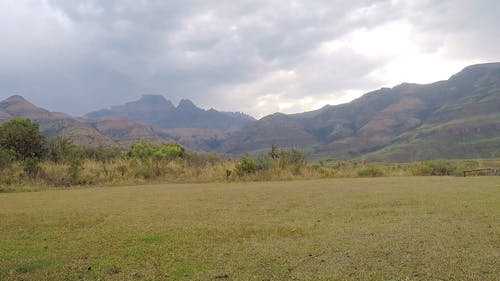 从山谷的山和云的风景 · 免费素材视频