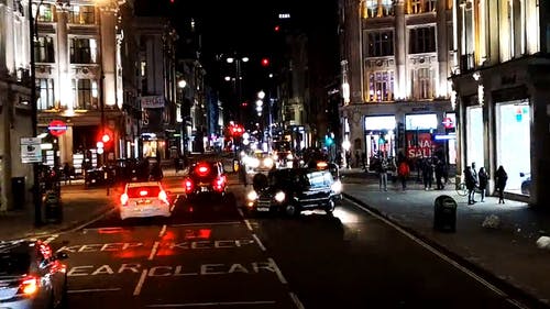 晚上前往伦敦商业中心繁忙的街道 · 免费素材视频