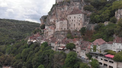 法国rocamadour的clifftop村庄 · 免费素材视频