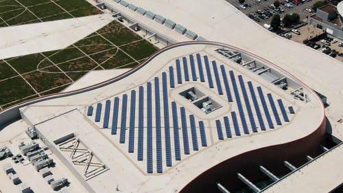 建筑物屋顶上的太阳能电池板 · 免费素材视频